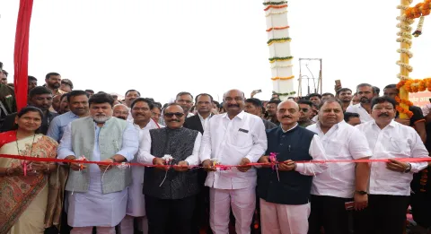 Chief Minister, Maharashtra, Secretary (Industries) with LNK Green Energy Leadership at MOU signing event image 4