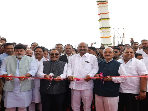 Chief Minister, Maharashtra, Secretary (Industries) with LNK Green Energy Leadership at MOU signing event image 4